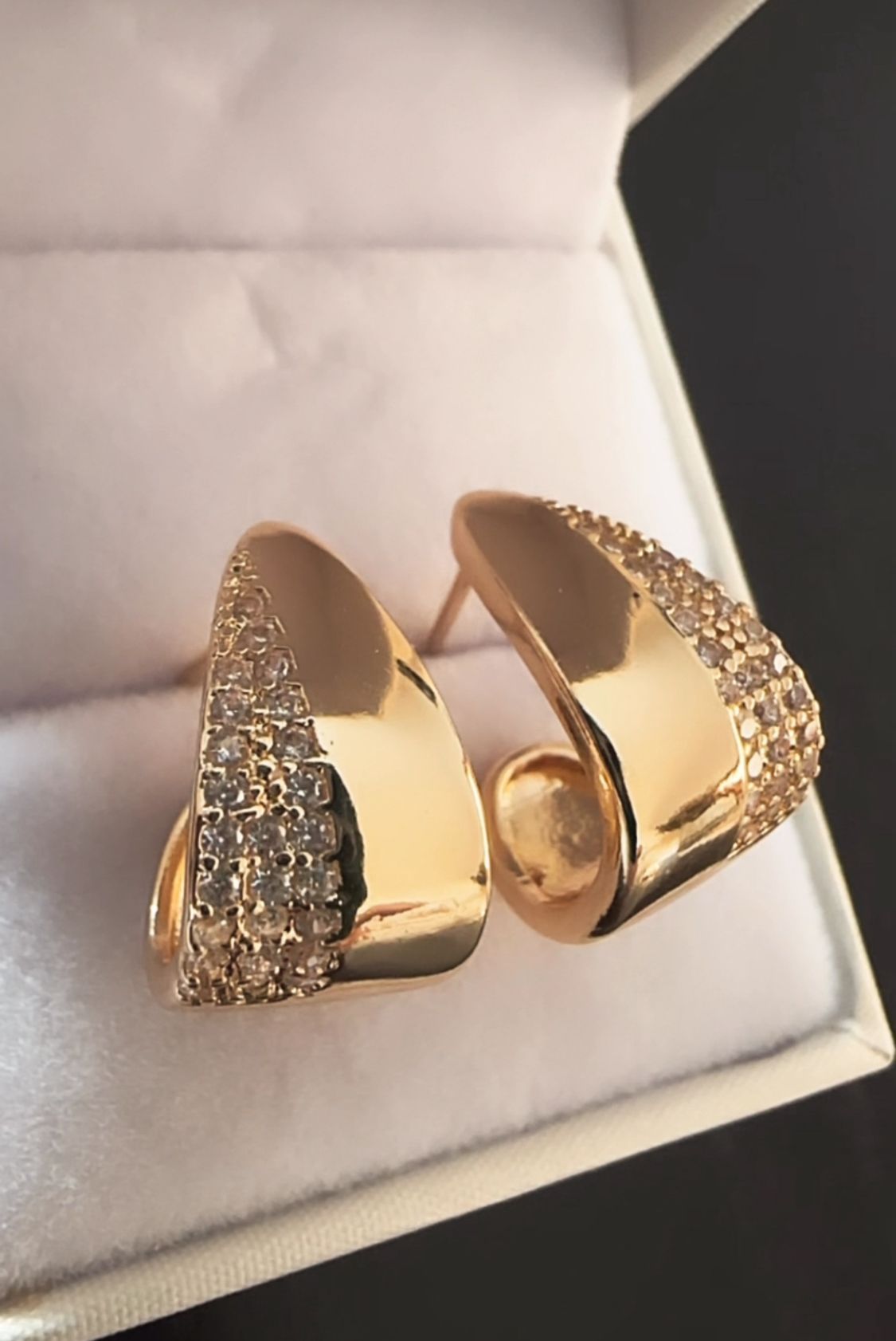 Aros de Acero bañados en Oro 18 con Circonias