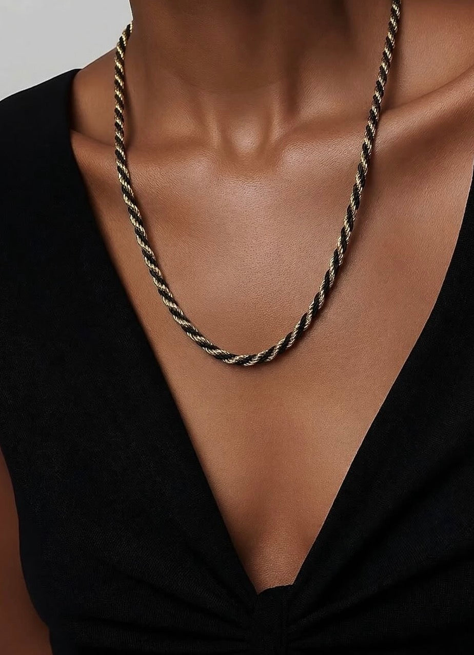 Collar tourbillon de acero e hilo de seda negro