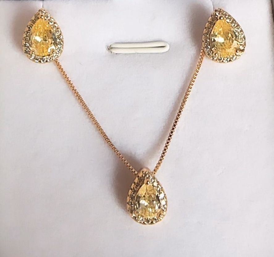 Conjunto de Cadena y Caravanas bañadas en oro 18 con circonia