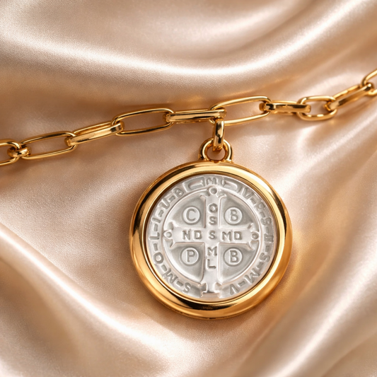 Pulsera con Medalla de San Benito Blanca