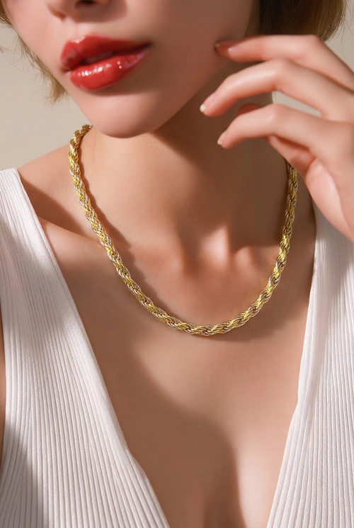 Collar tourbillon de acero con hilo de seda amarillo