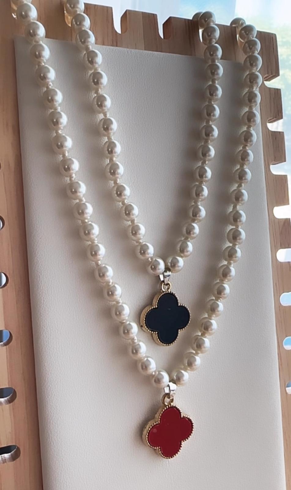 Collar de Perla de Rio con dije de Trébol Negro