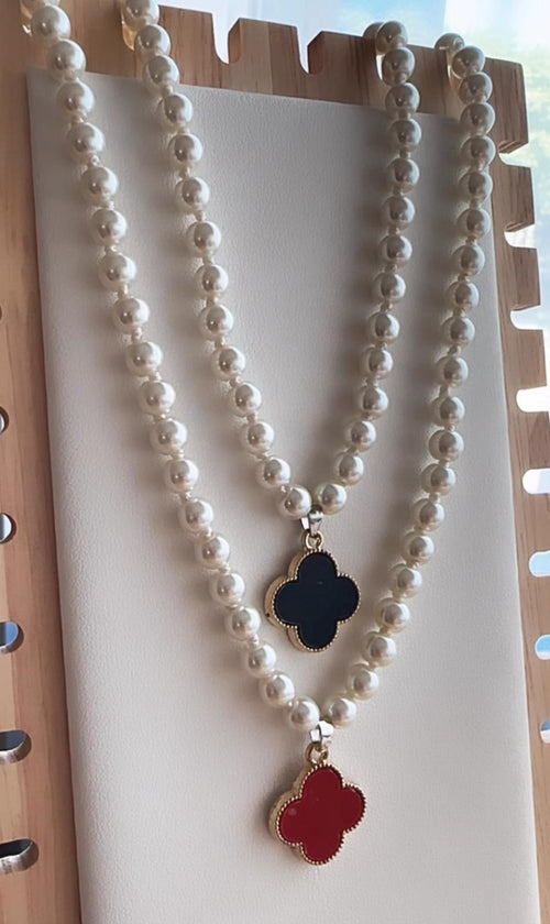 Collar de Perla de Rio con dije de Trébol Negro