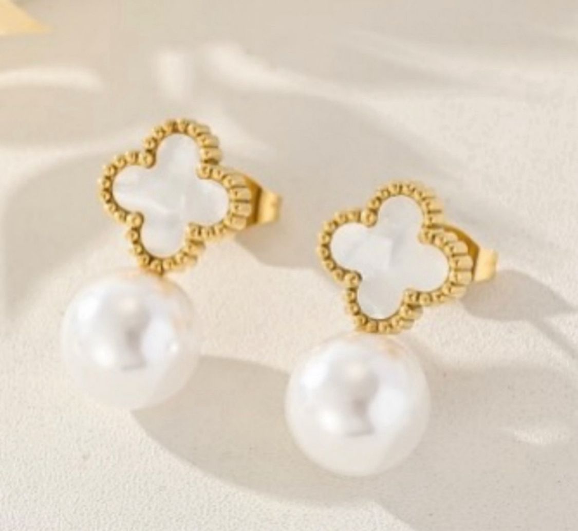 Caravanas de acero bañadas en oro 18 con perlas de rio y trébol de nácar