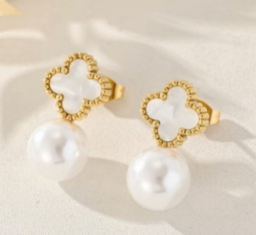 Caravanas de acero bañadas en oro 18 con perlas de rio y trébol de nácar