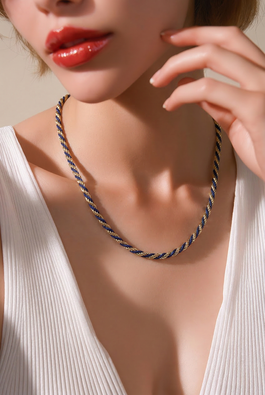 Collar tourbillon con hilo de seda