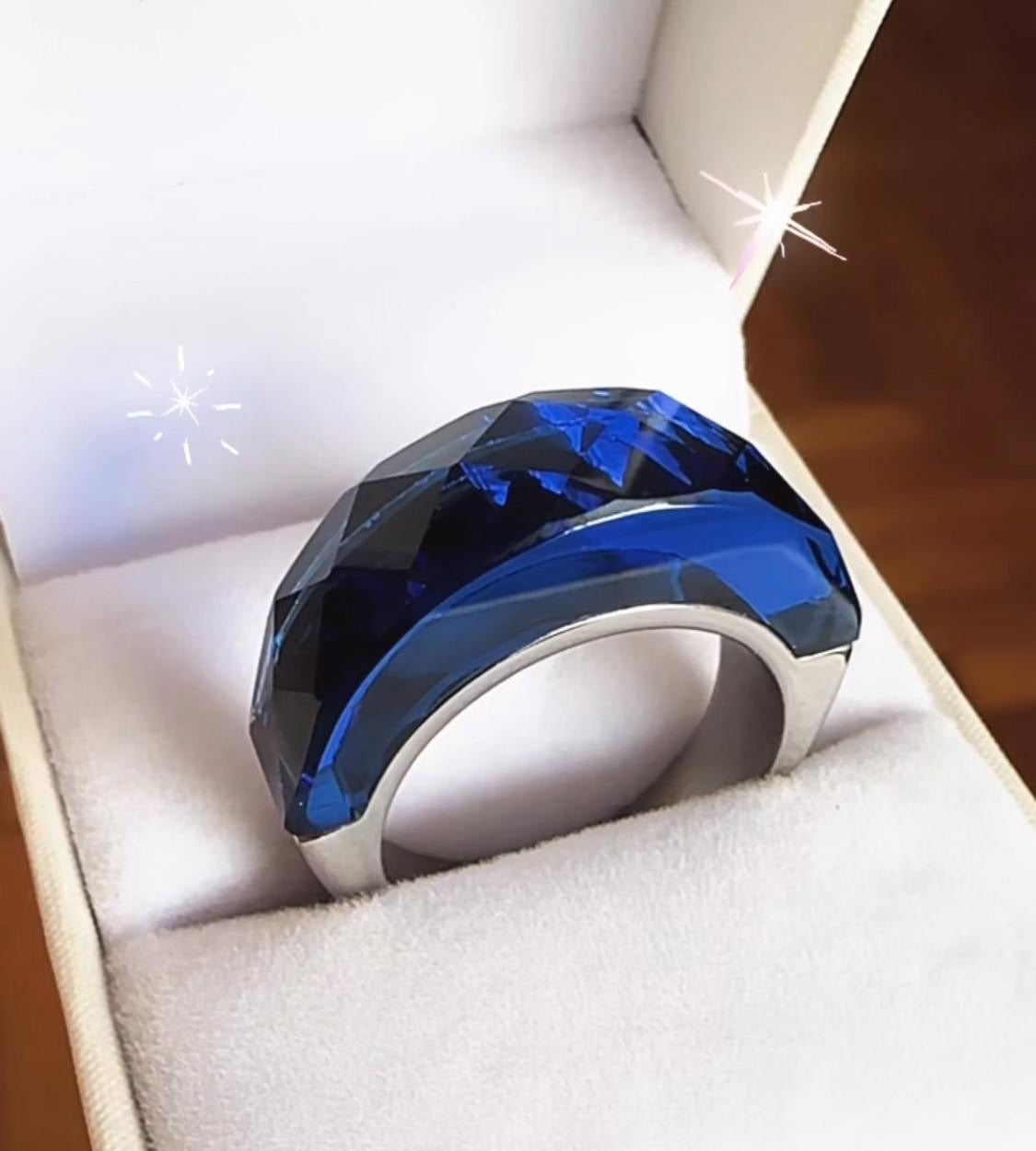 Anillo de Acero y Cristal