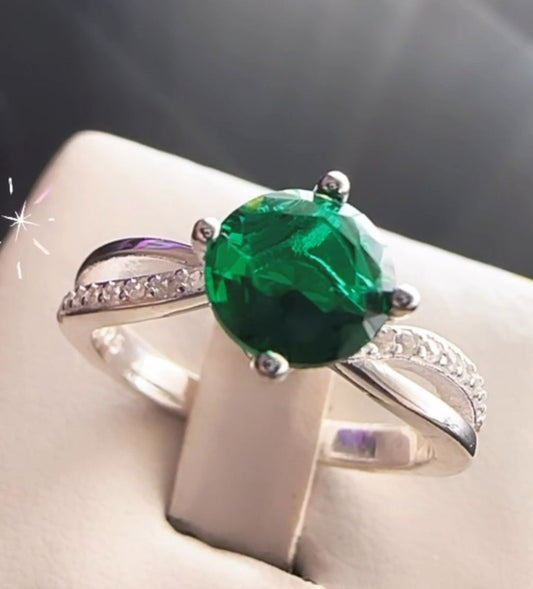 Anillo de Plata circonias y esmeralda Nro. 8