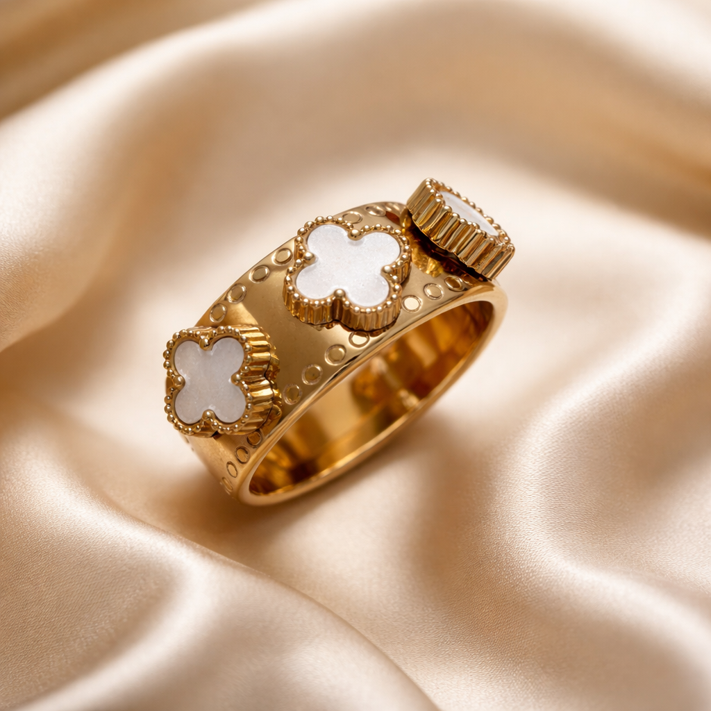 Anillo trébol de acero