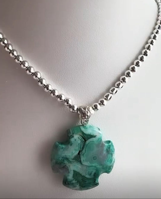 Collar de bolitas bañado en Plata 925 con Cruz en Marmol engarzada en Plata