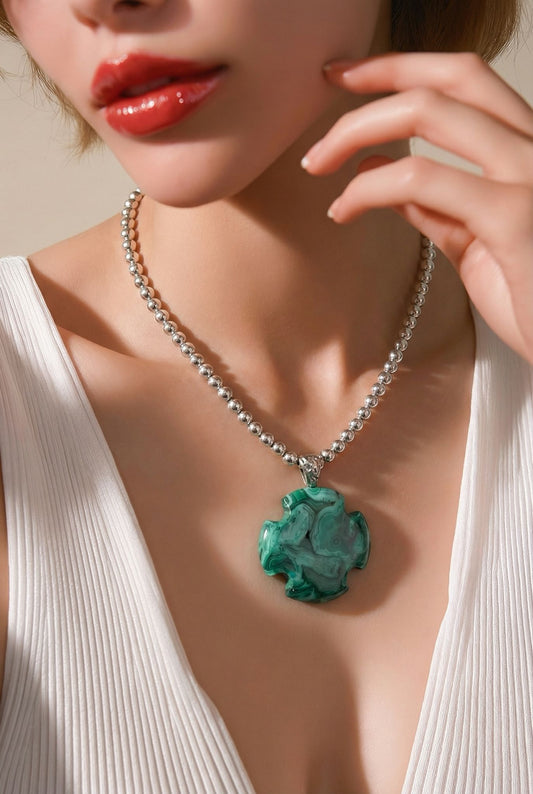 Collar de bolitas bañado en Plata 925 con Cruz en Marmol engarzada en Plata