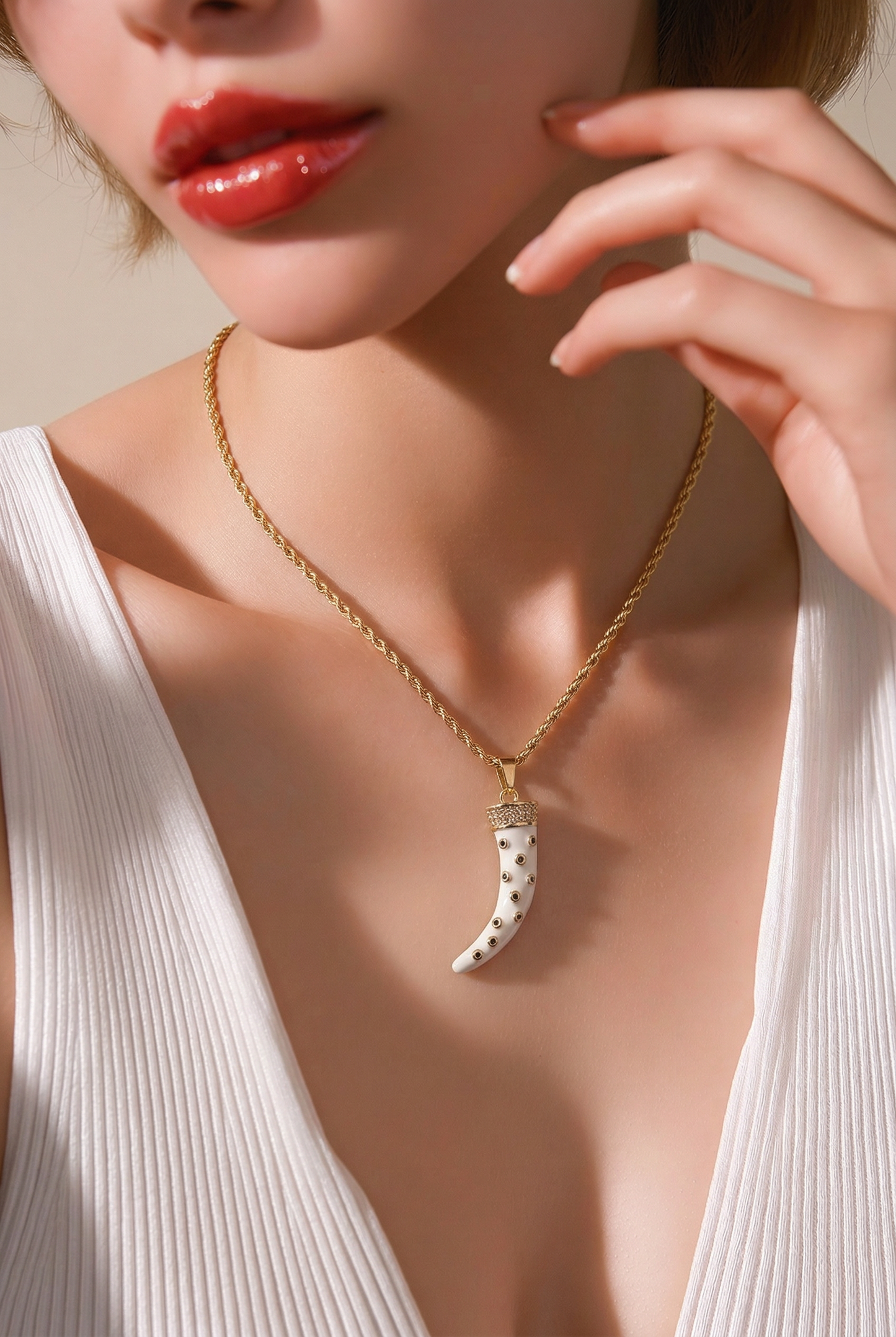 Cadena con dije esmaltado bañada en oro 18