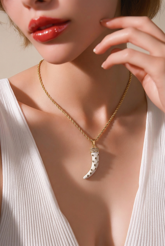 Cadena con dije esmaltado bañada en oro 18