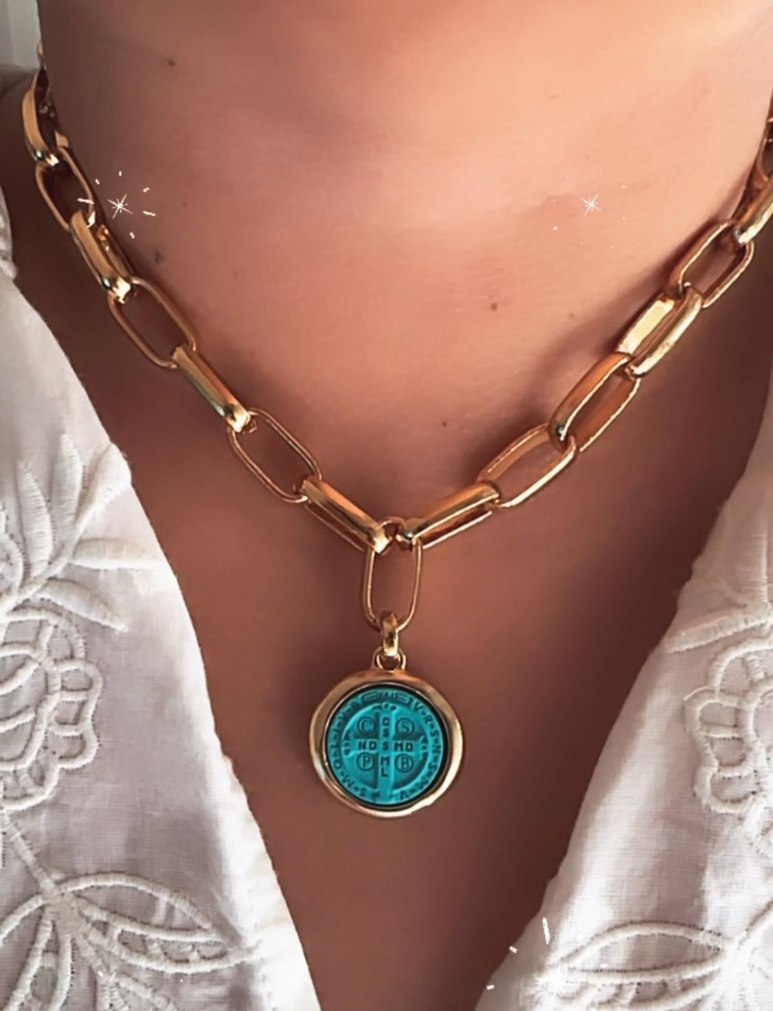 Collar de acero bañado en oro con Medalla de San Benito