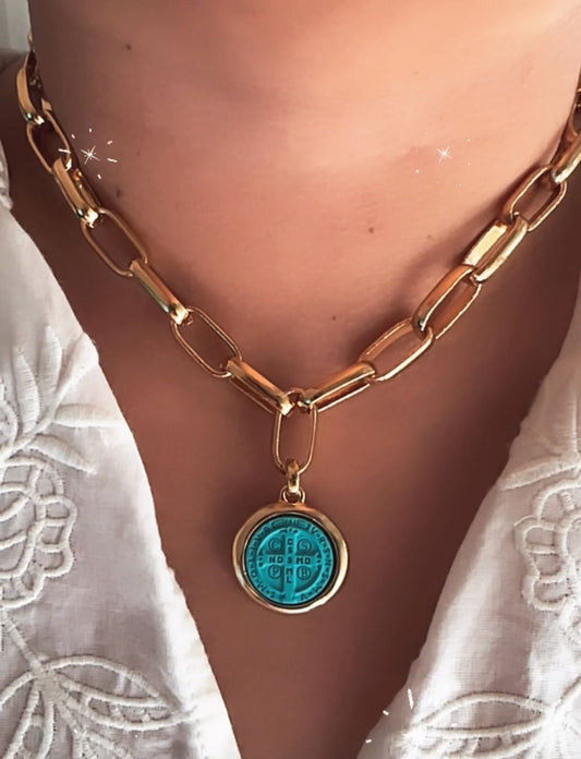 Collar de acero bañado en oro con Medalla de San Benito