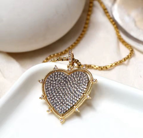 Cadena con Corazones de Acero y Cristales