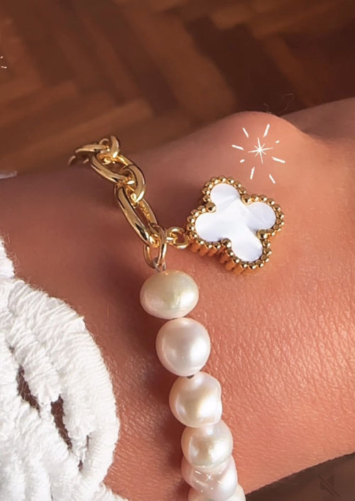 Pulsera de perlas con Trébol de Nácar de Acero bañada en Oro 18