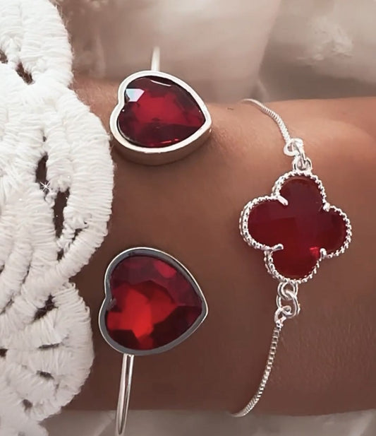 Brazalete de acero blanco con corazones rojos de cristal