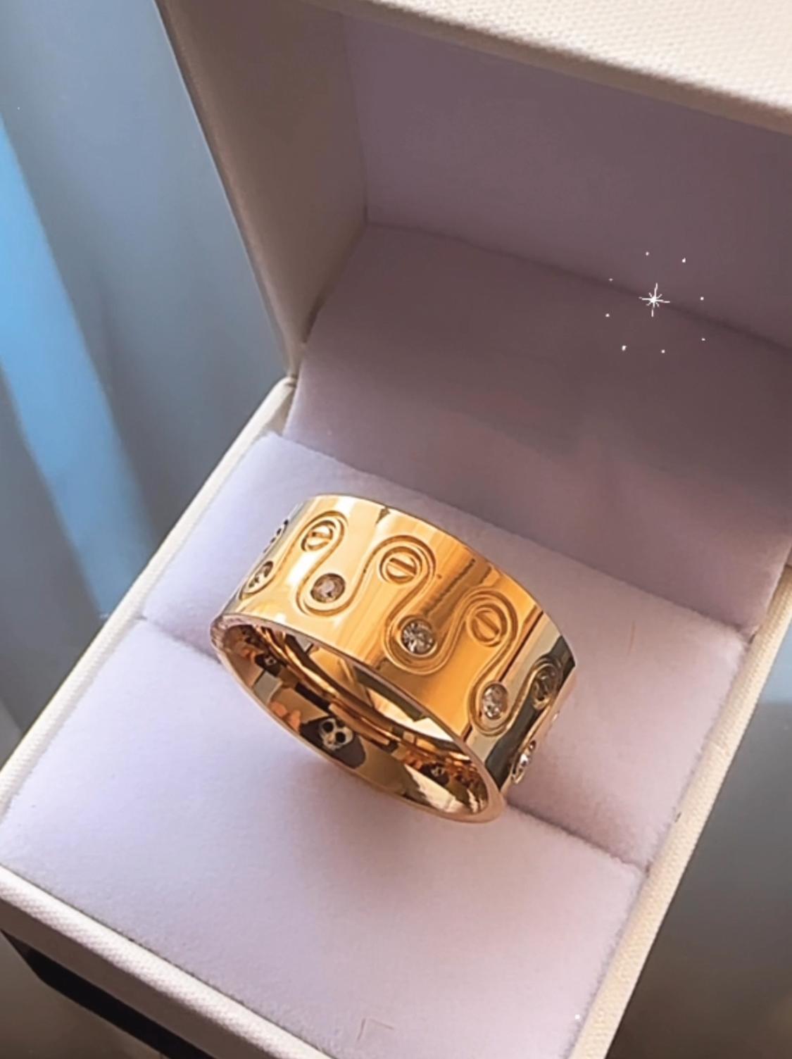 Anillo de acero bañado en oro 18 con circonias Nro 8