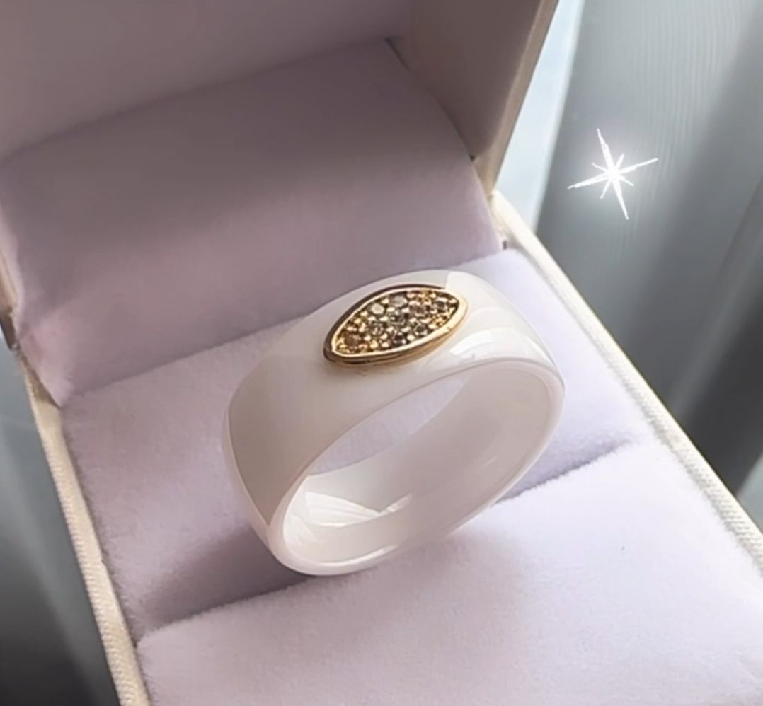 Anillo de cerámica con aplique de oro y circonias Nro. 8