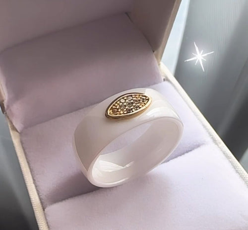 Anillo de cerámica con aplique de oro y circonias Nro. 8
